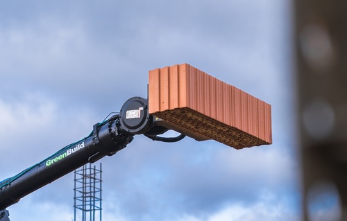 Pierwszy mur zbudowany przez robota w Polsce – Koronowo otwiera nową erę budownictwa